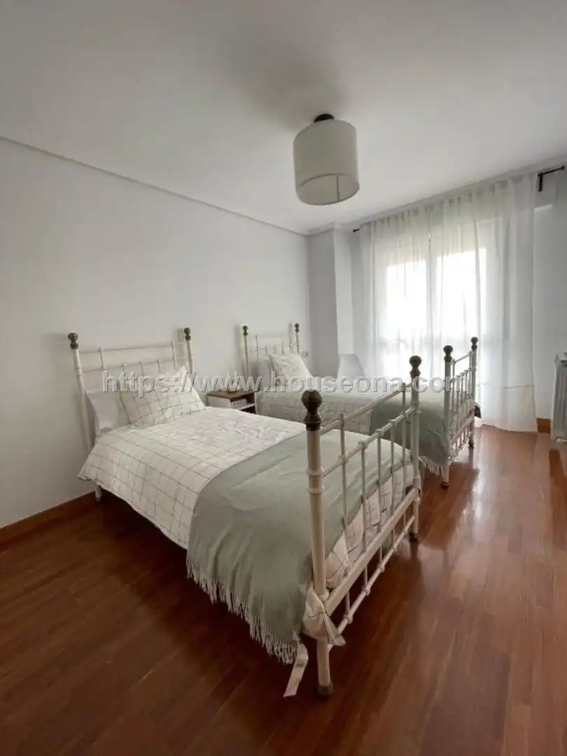 Dormitori de Casa adosada en venda en Laguardia amb Calefacció, Terrassa i Moblat