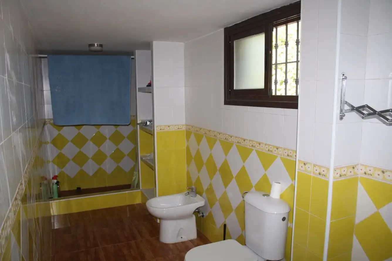 Baño de Casa o chalet en venta en Los Barrios con Calefacción, Jardín privado y Trastero