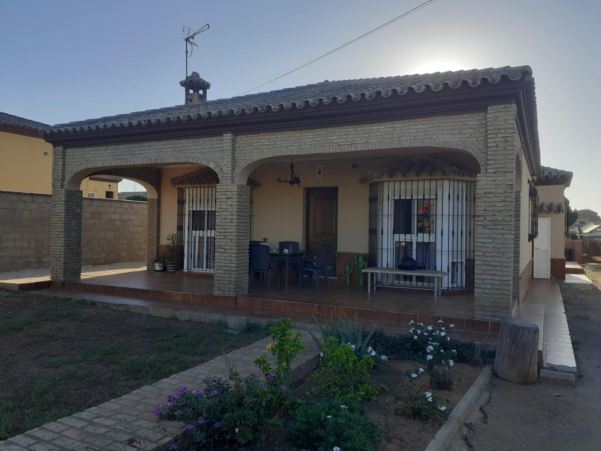 Vista exterior de Casa o chalet en venta en Chiclana de la Frontera con Calefacción, Jardín privado y Terraza