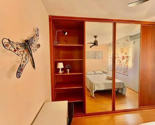 Bedroom of Flat to share in  Madrid Capital  with Heating, Washing machine and Internet