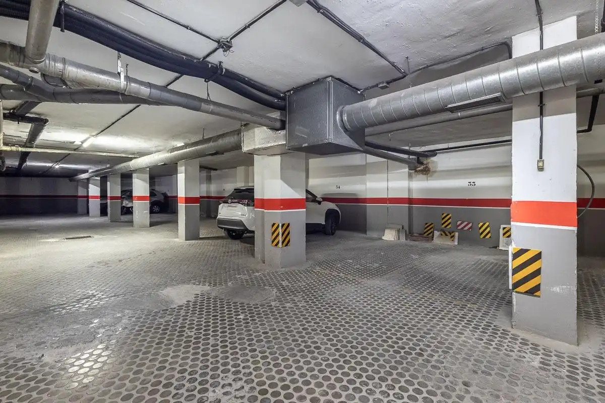 Parking de Piso en venta en Granada con Aire acondicionado, Calefacción y Trastero