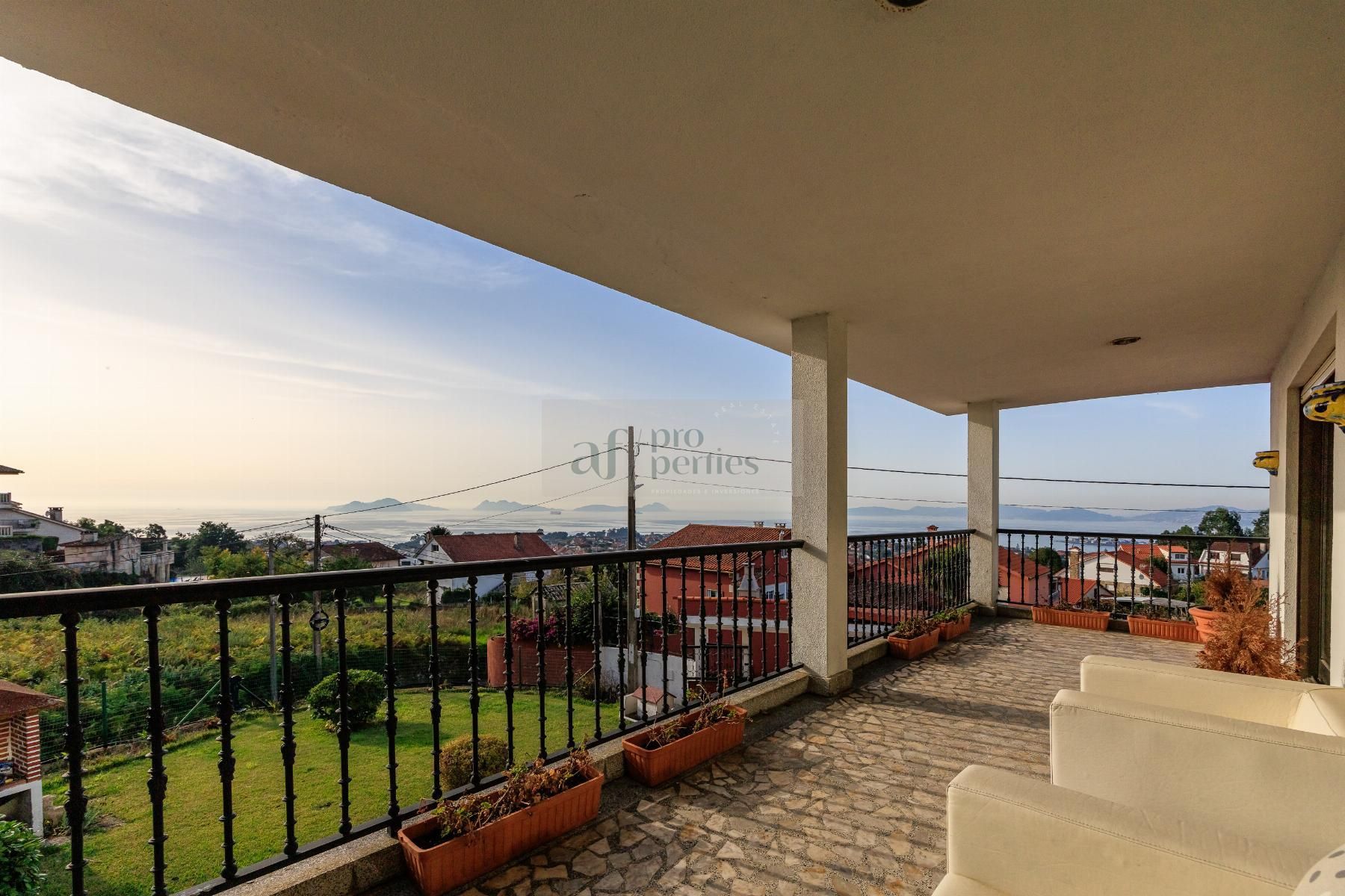 Vista exterior de Casa o xalet en venda en Vigo  amb Calefacció, Parquet i Terrassa