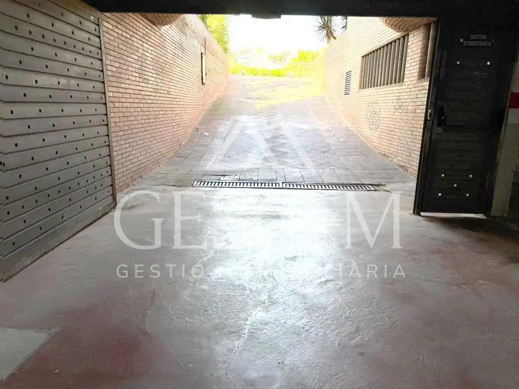 Vista exterior de Garaje en venta en Cornellà de Llobregat