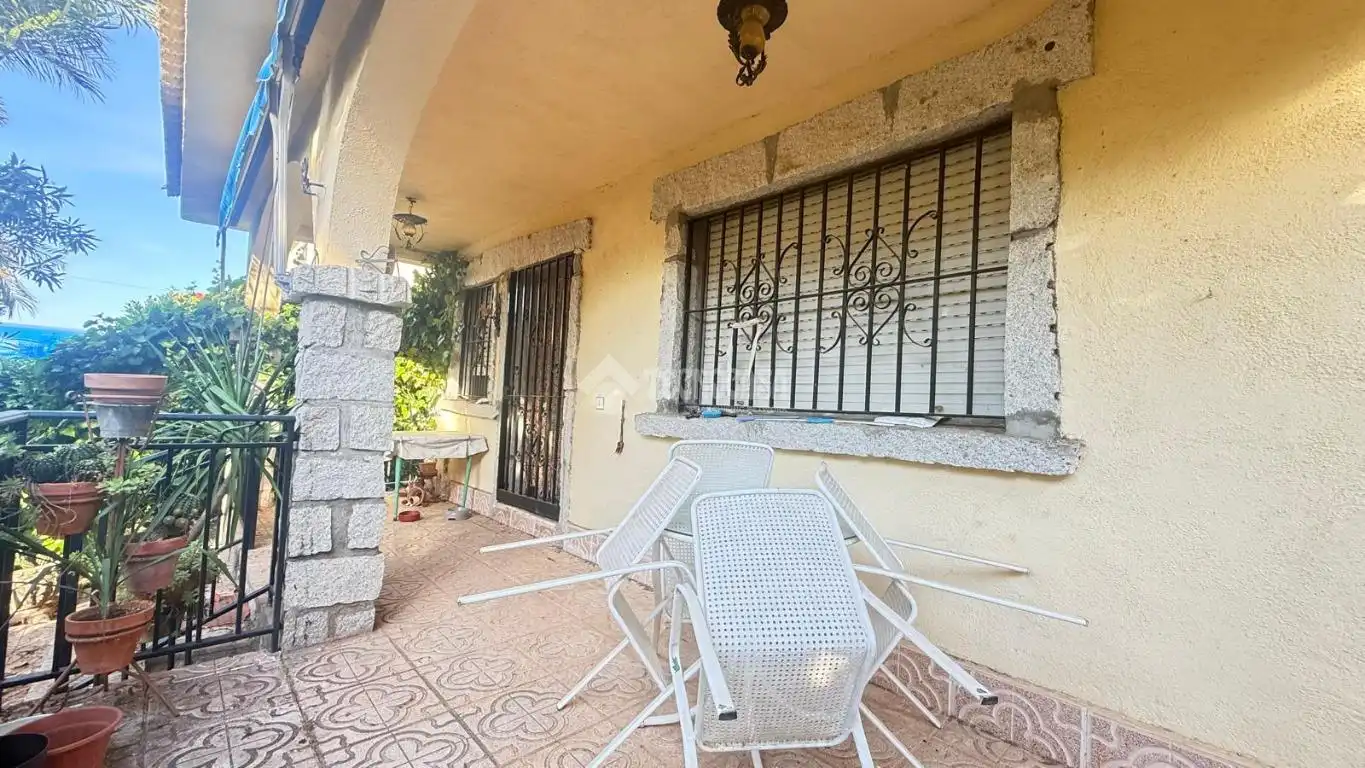 Vista exterior de Casa adosada en venta en Camarena con Calefacción, Trastero y Piscina comunitaria