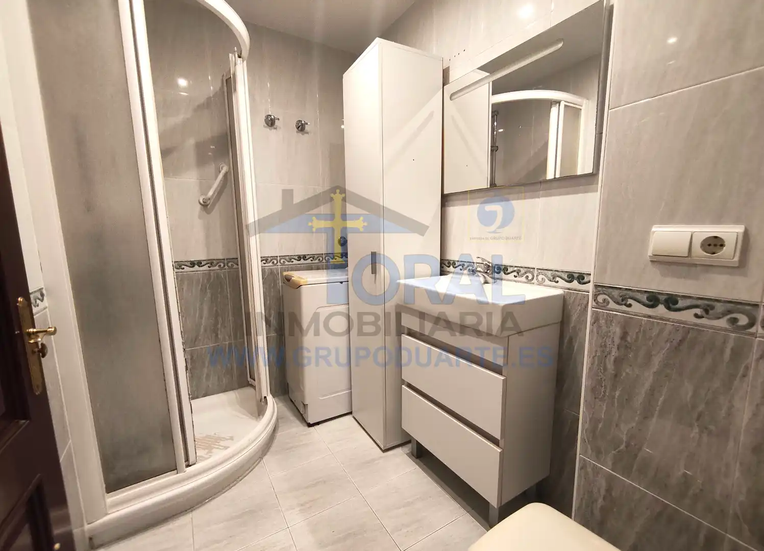 Badezimmer von Wohnung zur Miete in Gijón  mit Heizung, Parkett und Möbliert