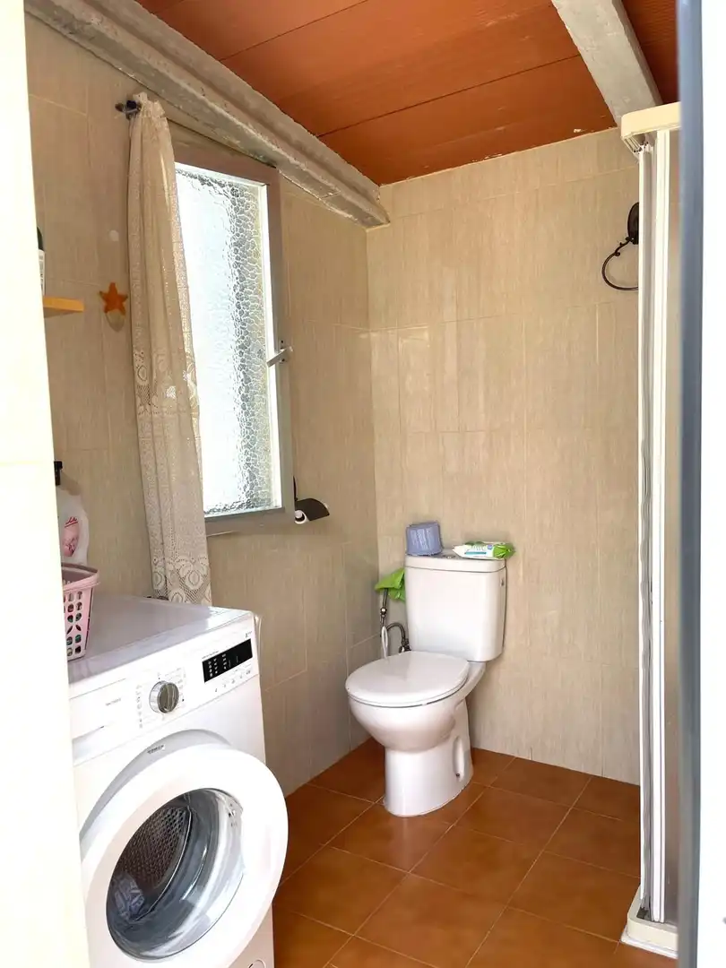 Badezimmer von Haus oder Chalet zum Verkauf in Mula mit Privatgarten, Terrasse und Abstellraum