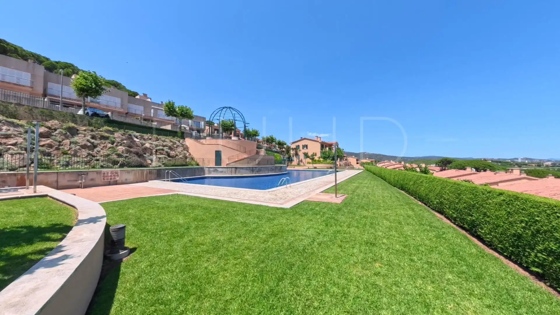 Schwimmbecken von Einfamilien-Reihenhaus zur Miete in Sant Feliu de Guíxols mit Klimaanlage, Heizung und Privatgarten