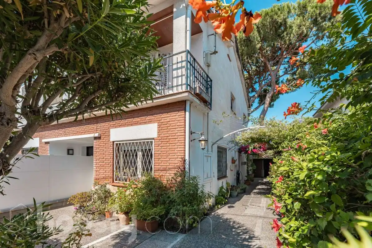 Vista exterior de Casa o xalet en venda en Castelldefels amb Jardí privat, Terrassa i Traster