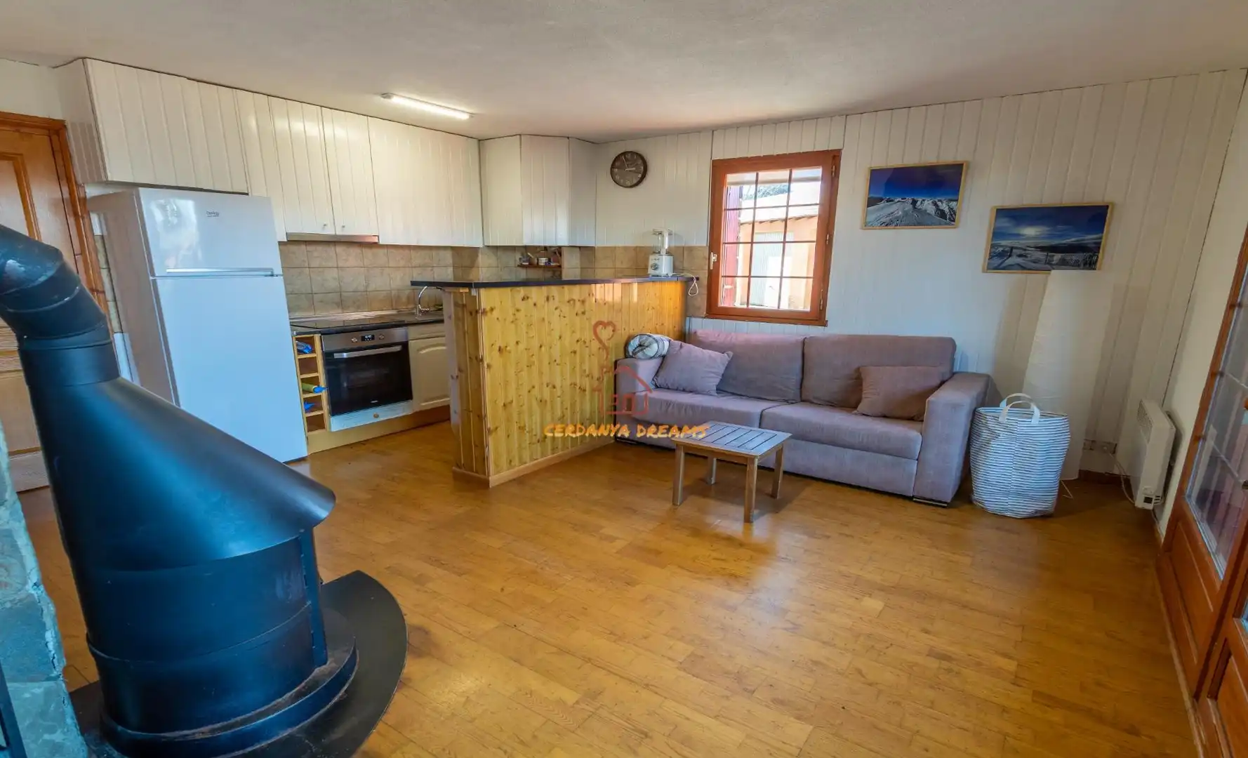 Sala de estar de Apartamento de alquiler en Sainte - Léocadie con Calefacción, Jardín privado y Parquet