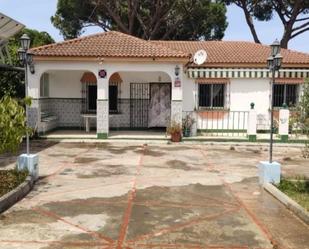 Vista exterior de Casa o xalet en venda en Chiclana de la Frontera amb Terrassa, Traster i Piscina