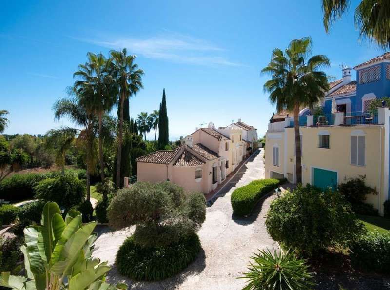 Exterior view of Single-family semi-detached for sale in Marbella  with Air Conditioner, Terrace and Swimming Pool