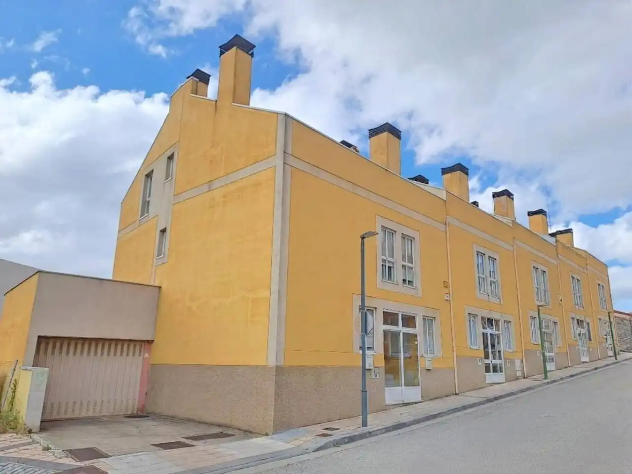 Vista exterior de Casa o xalet en venda en Burgos amb Calefacció, Jardí privat i Parquet