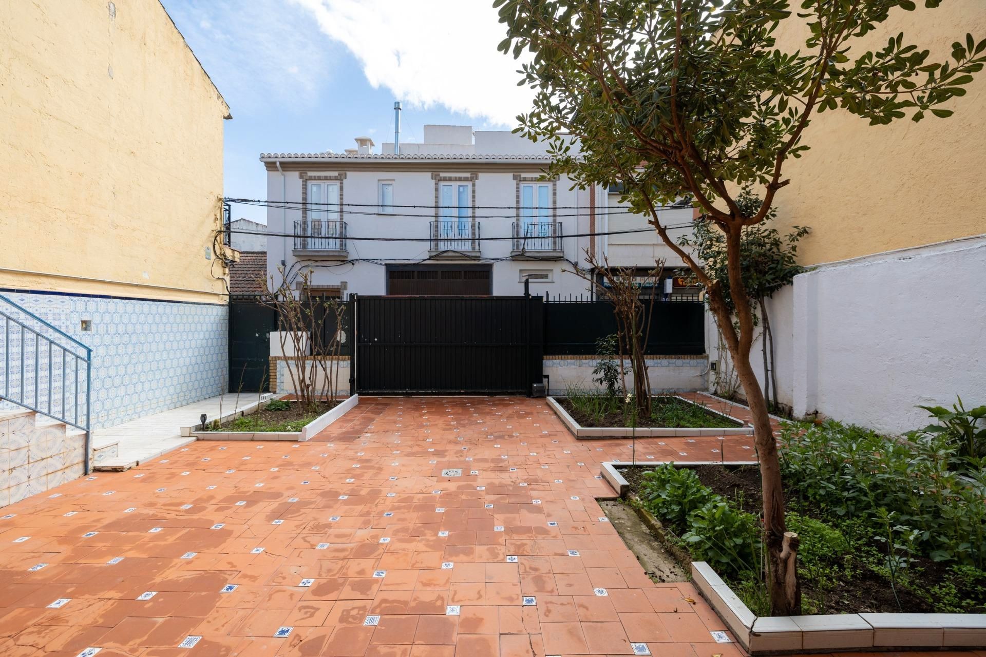 Exterior view of House or chalet for sale in  Granada Capital  with Air Conditioner, Storage room and Balcony