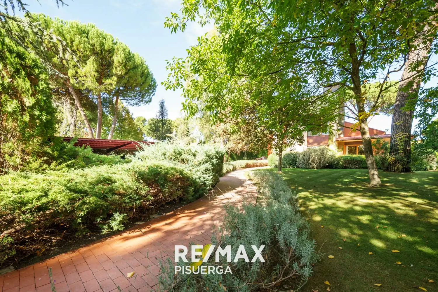 Vista exterior de Casa o xalet en venda en Boecillo amb Jardí privat, Traster i Piscina