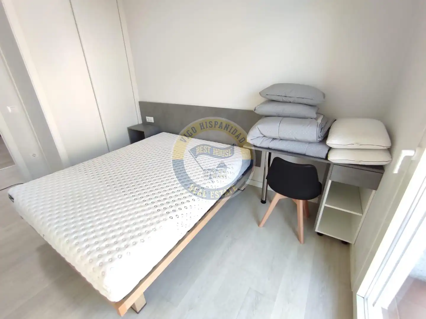 Dormitori de Pis de lloguer en Vigo  amb Calefacció, Parquet i Moblat