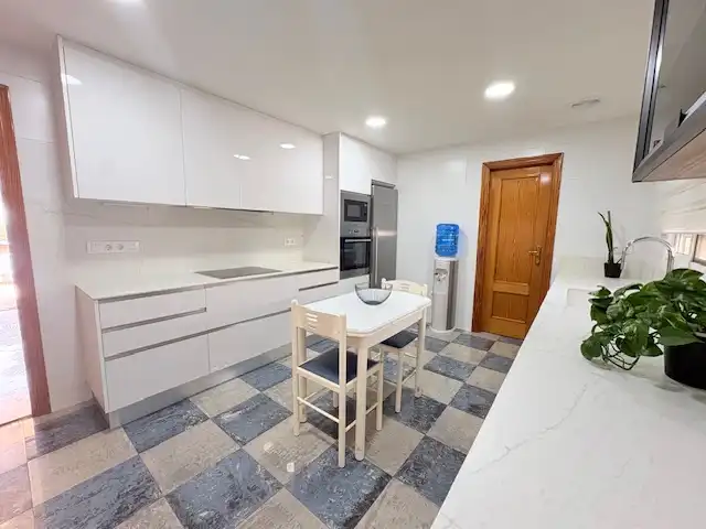 Küche von Einfamilien-Reihenhaus zur Miete in Benaguasil mit Klimaanlage, Terrasse und Ofen