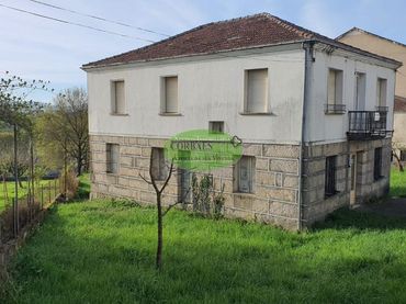 House with balcony for sale in Maceda