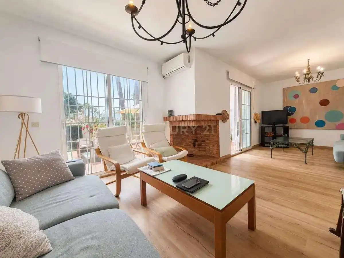Sala d'estar de Casa adosada en venda en Mijas amb Aire condicionat, Jardí privat i Piscina