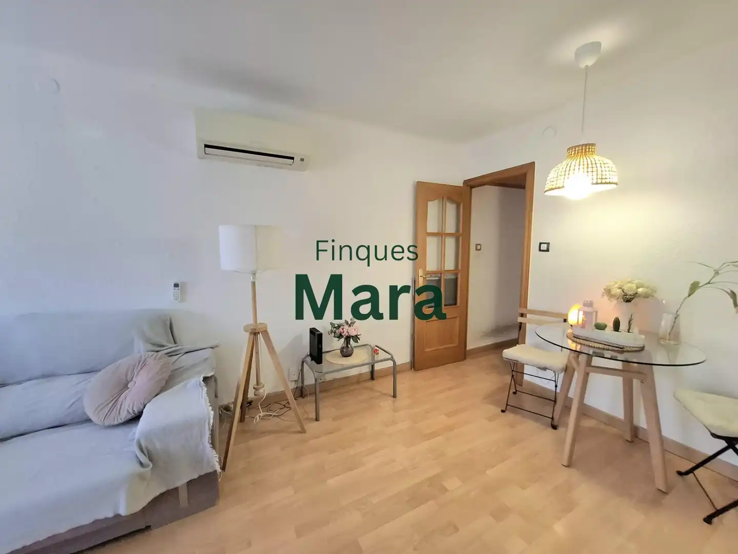 Sala de estar de Piso en venta en Sant Boi de Llobregat con Aire acondicionado, Parquet y Balcón