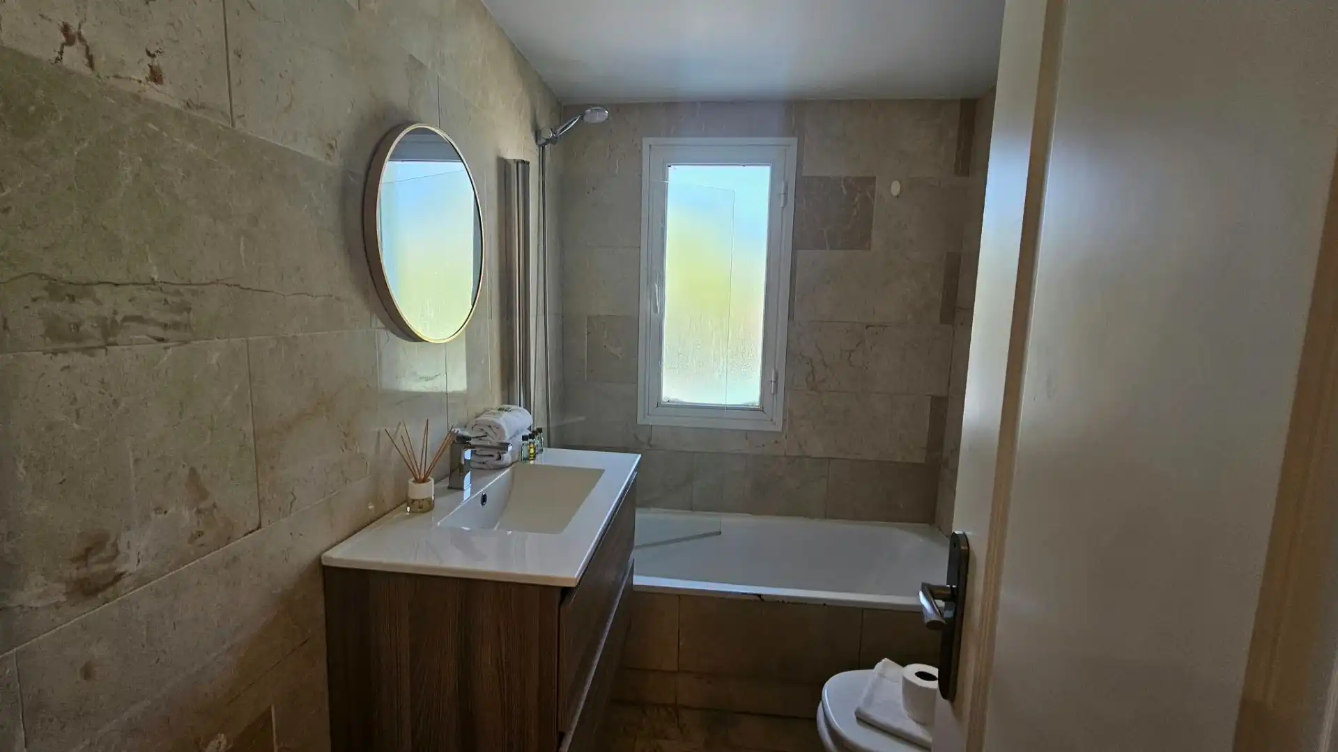 Badezimmer von Wohnungen zur Miete in Marbella mit Klimaanlage, Terrasse und Möbliert