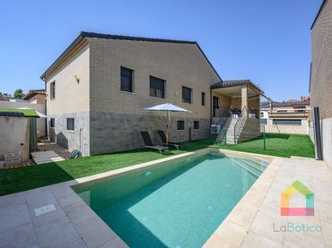 Xalet amb piscina en venda a Olías del Rey