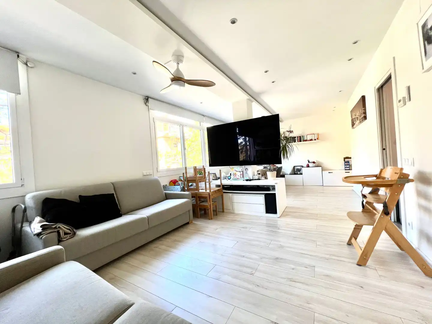 Wohnzimmer von Wohnung zum Verkauf in Barcelona mit Heizung, Parkett und Balkon