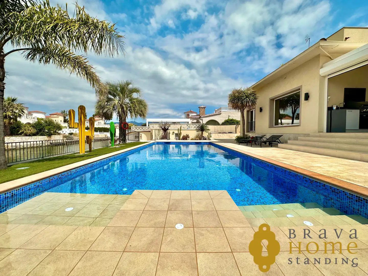 Swimming pool of Houses for sale in Empuriabrava  with Air Conditioner, Heating and Private garden