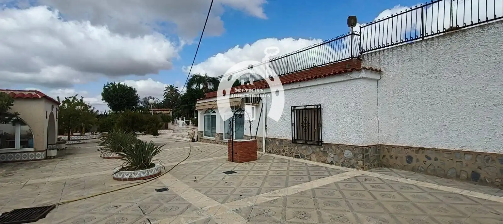 Vista exterior de Casa o xalet en venda en Elche / Elx amb Aire condicionat, Terrassa i Traster