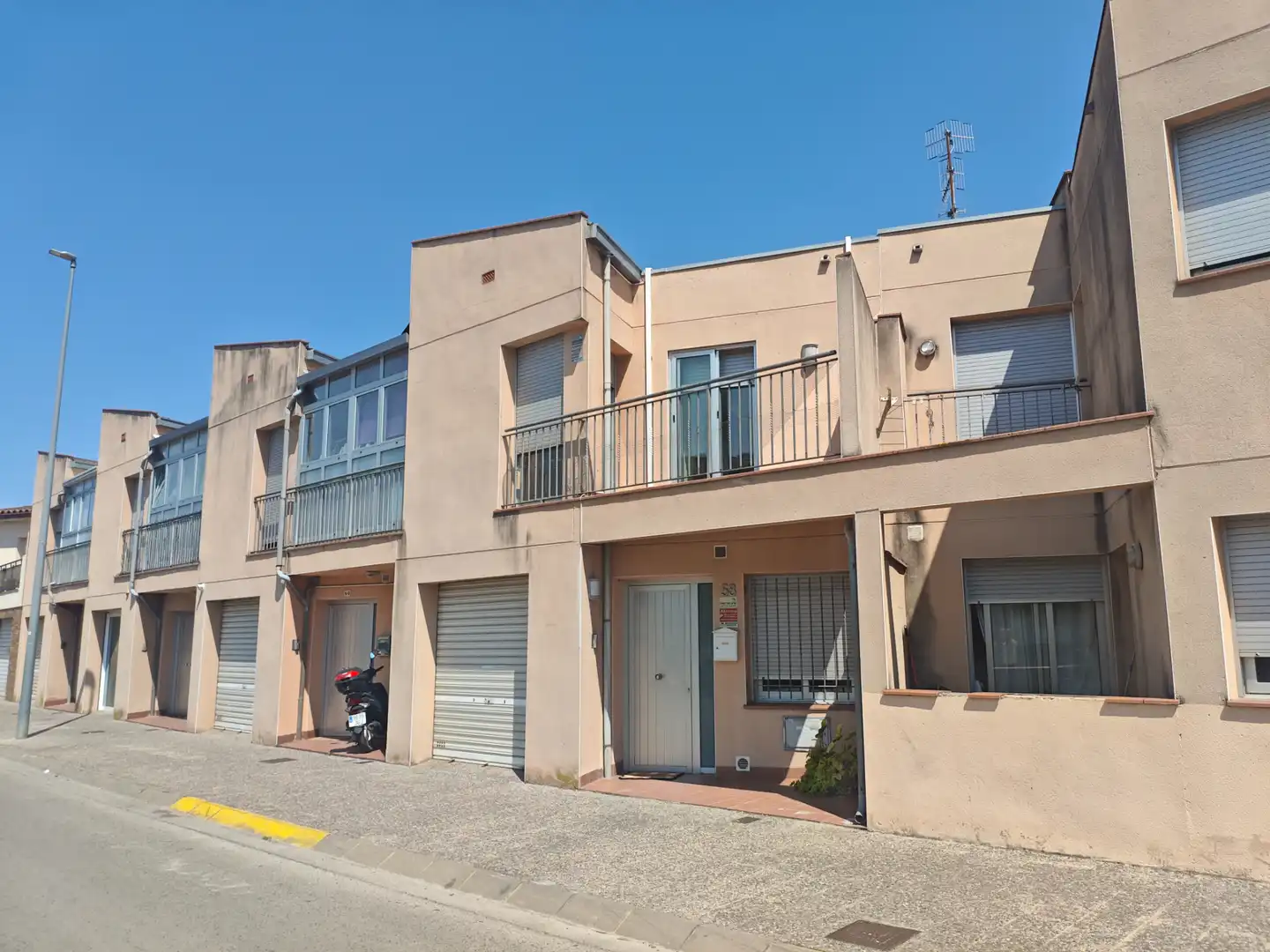 Vista exterior de Casa adosada de lloguer en Sarrià de Ter amb Aire condicionat, Calefacció i Jardí privat
