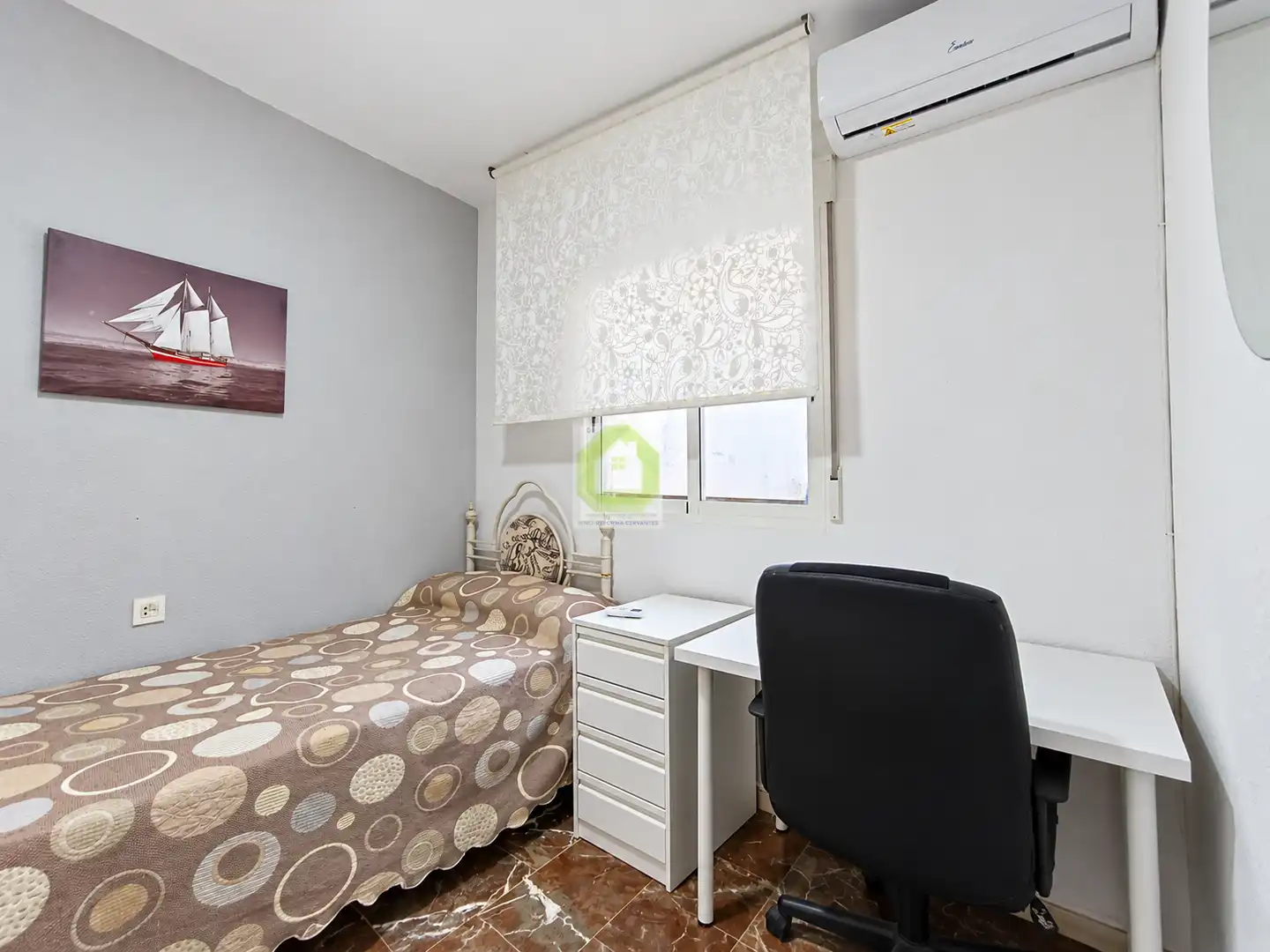 Bedroom of Flat for share in San Antón