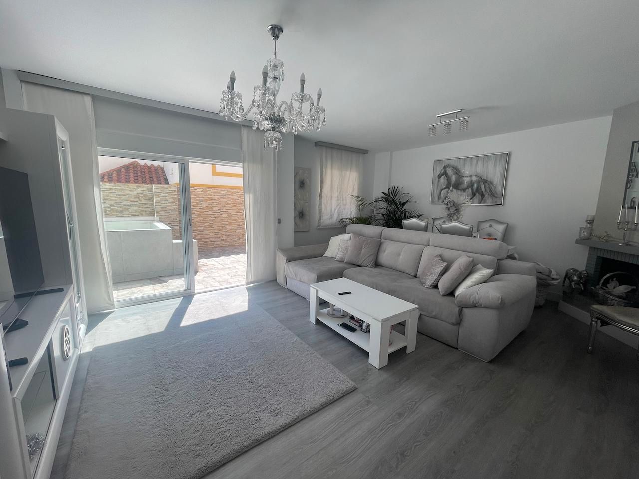 Sala d'estar de Casa adosada en venda en Vélez-Málaga amb Aire condicionat, Terrassa i Piscina