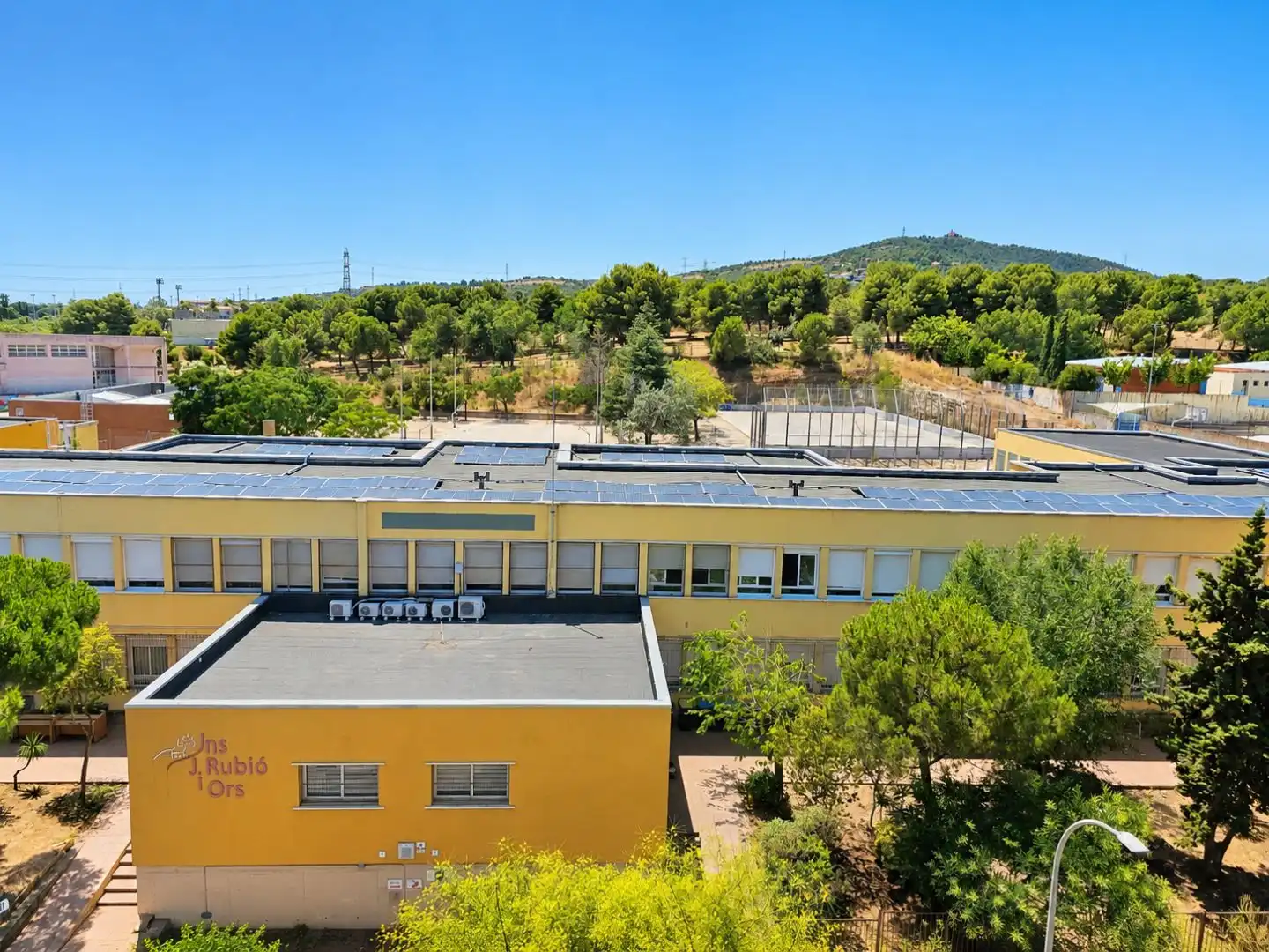 Vista exterior de Pis en venda en Sant Boi de Llobregat amb Aire condicionat, Terrassa i Balcó