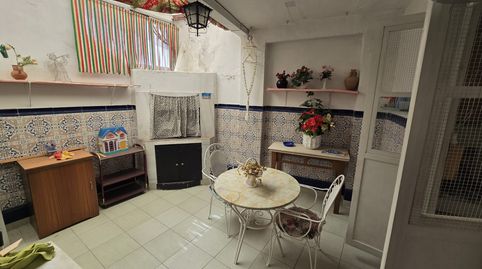Piso en pleno centro de la ciudad, consta de 2 dormitorios, 2 baños, salón, cocina, patio. cerca de todo tipo de servicios.