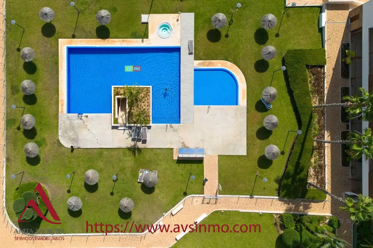 Piscina de Apartament de lloguer en Orihuela amb Aire condicionat, Moblat i Forn