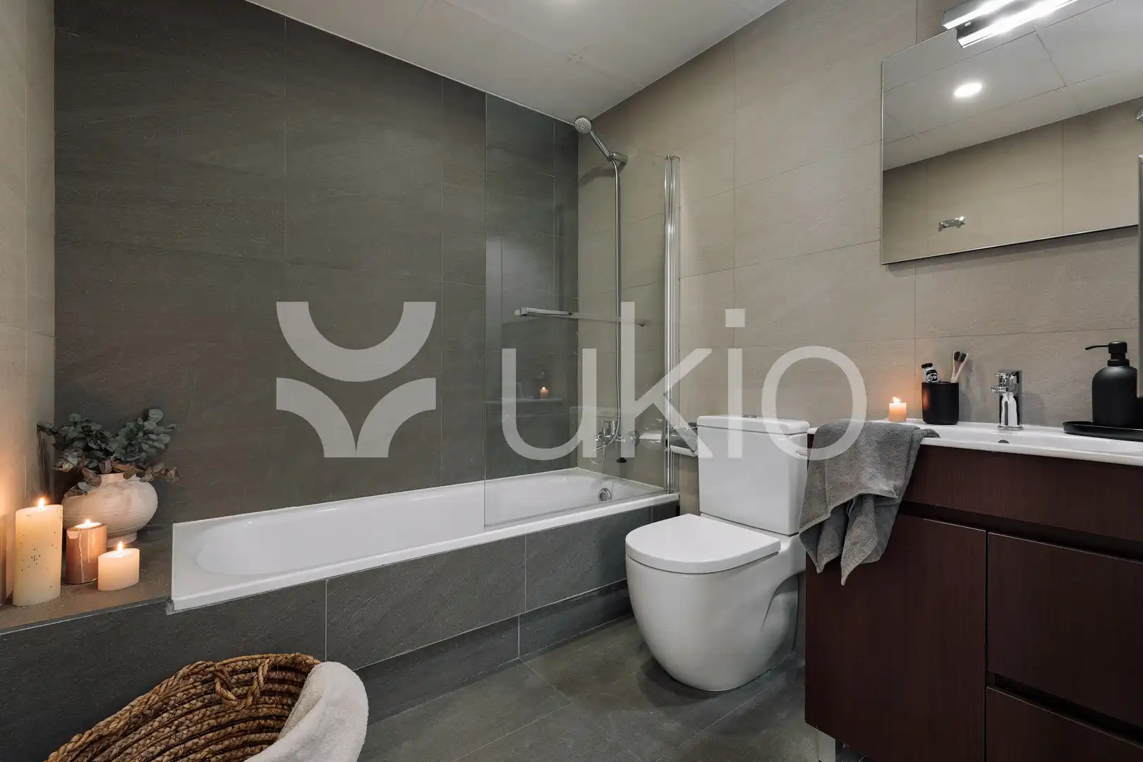 Bathroom of Apartments for rent in Barcelona  with Air Conditioner, Heating and Parquet flooring