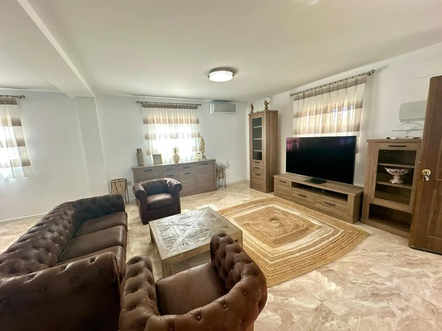 Sala d'estar de Casa o xalet en venda en Alicante / Alacant amb Aire condicionat, Jardí privat i Terrassa