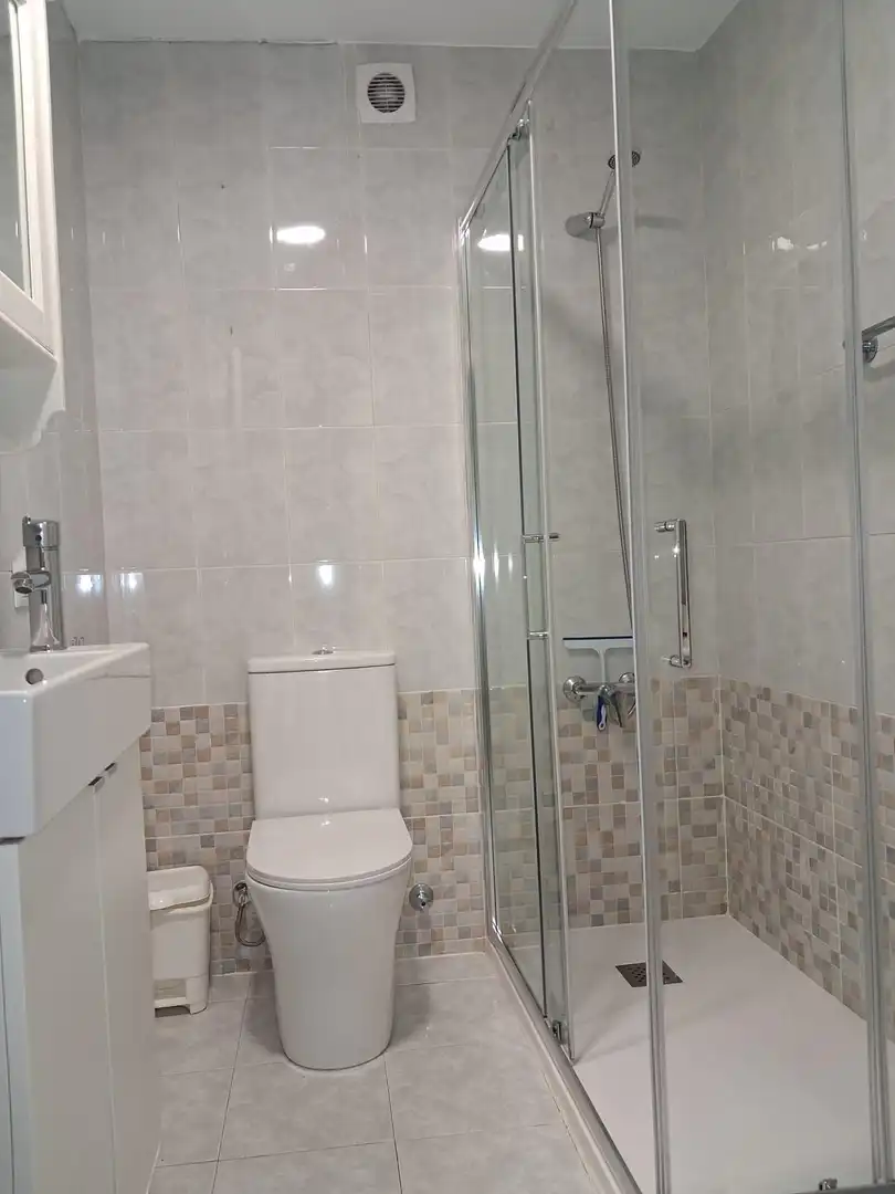 Bany de Pis de lloguer en Córdoba amb Traster i Moblat