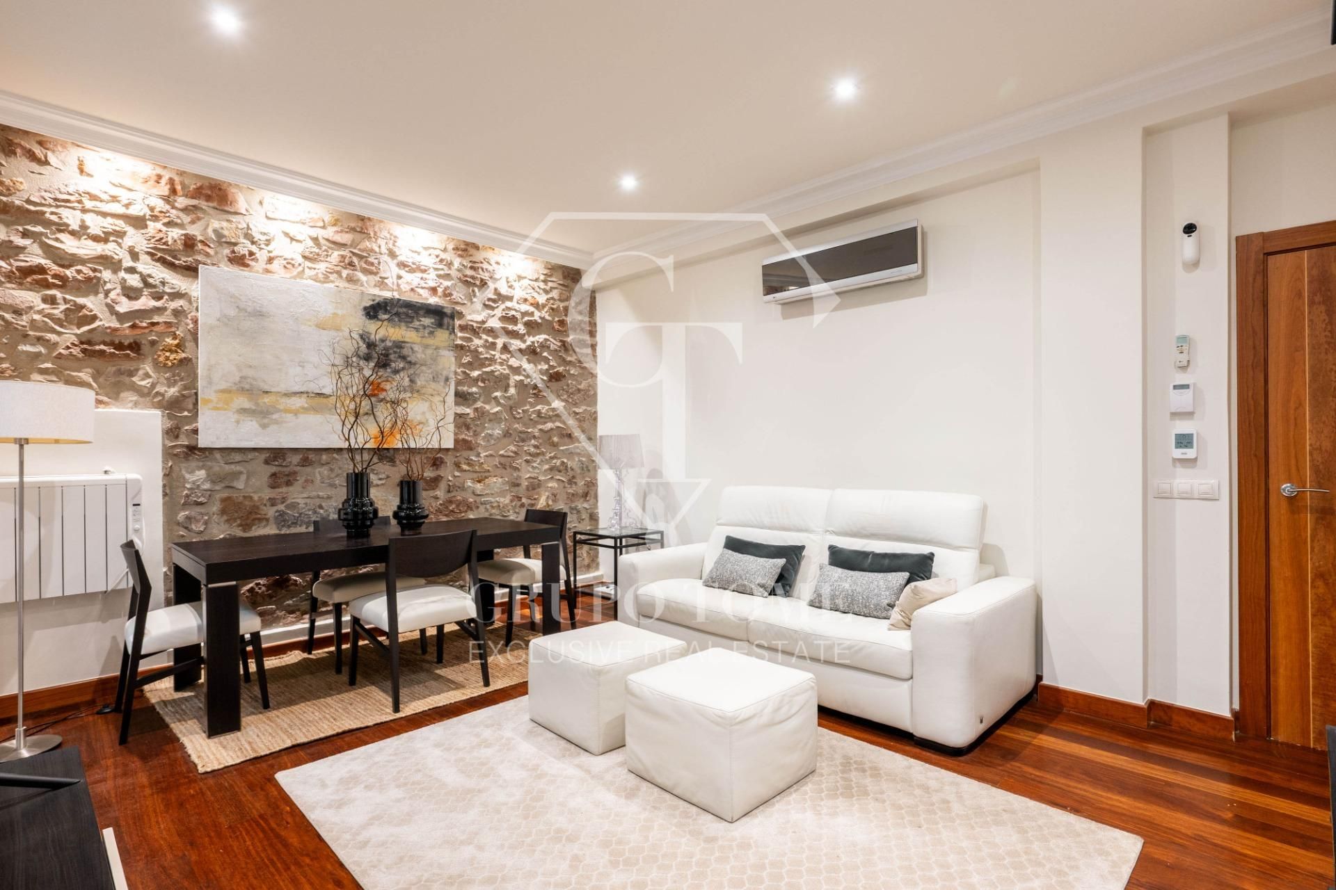 Living room of Flat for sale in Donostia - San Sebastián   with Air Conditioner, Furnished and Balcony