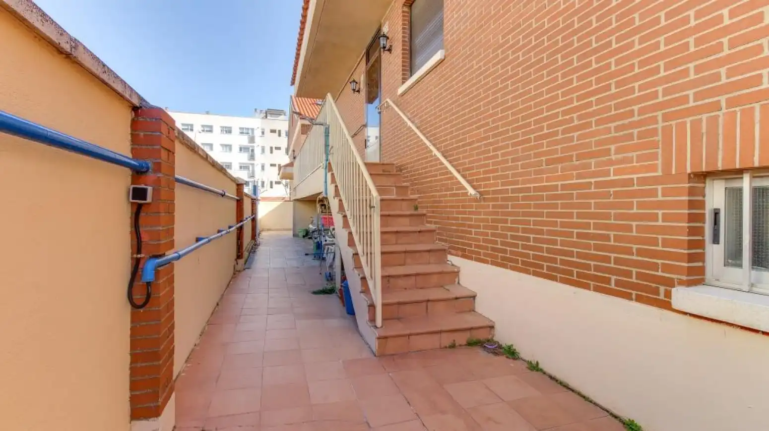 Außenansicht von Einfamilien-Reihenhaus zum Verkauf in Salamanca mit Heizung, Privatgarten und Parkett