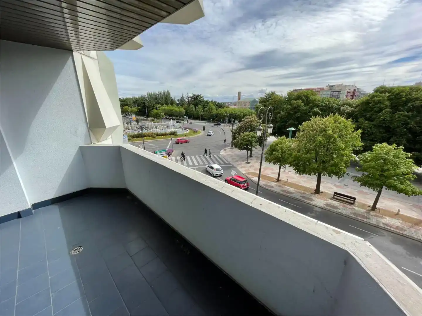 Vista exterior de Piso en venta en León Capital  con Parquet, Trastero y Piscina