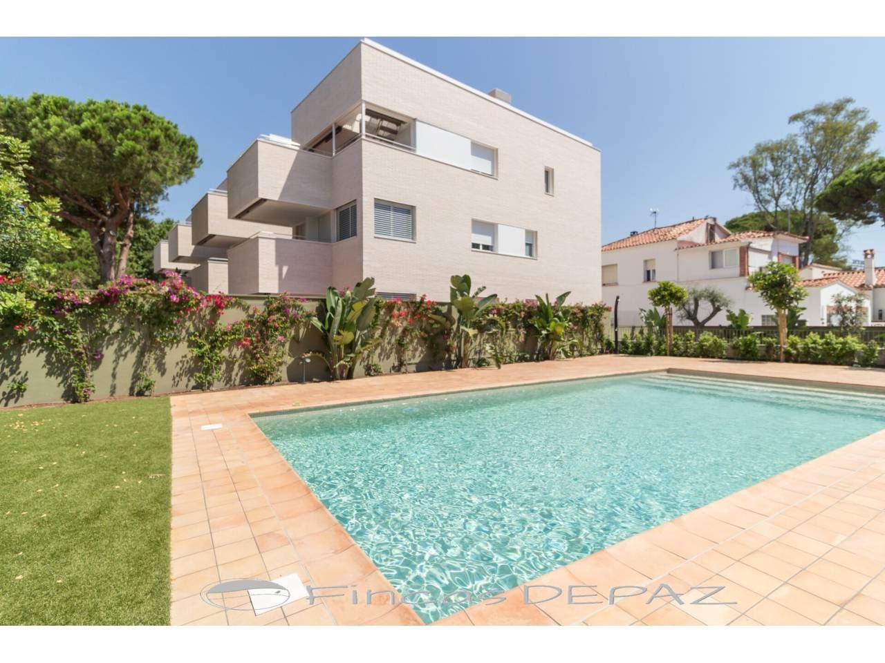 Swimming pool of Flat to rent in Castelldefels  with Air Conditioner, Heating and Private garden