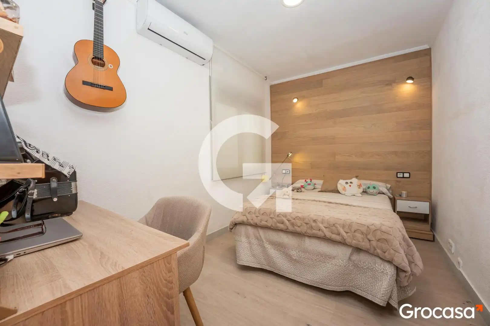 Schlafzimmer von Dachboden zum Verkauf in Cornellà de Llobregat mit Klimaanlage, Heizung und Terrasse