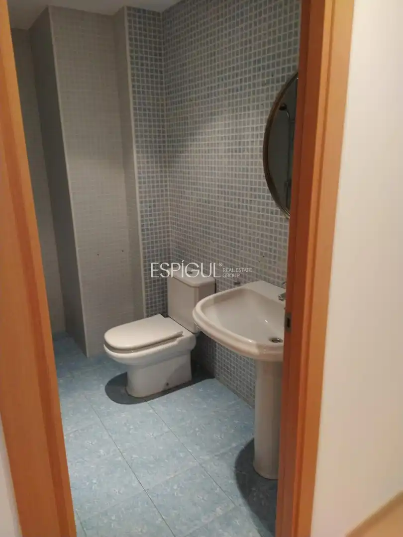 Badezimmer von Maisonette zum Verkauf in Girona mit Klimaanlage, Heizung und Parkett