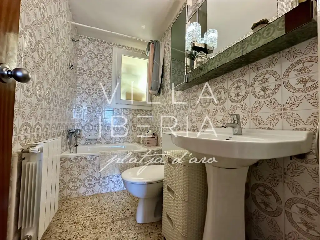 Baño de Apartamento en venta en Castell d'Aro, Platja d'Aro i s'Agaró con Calefacción y Terraza