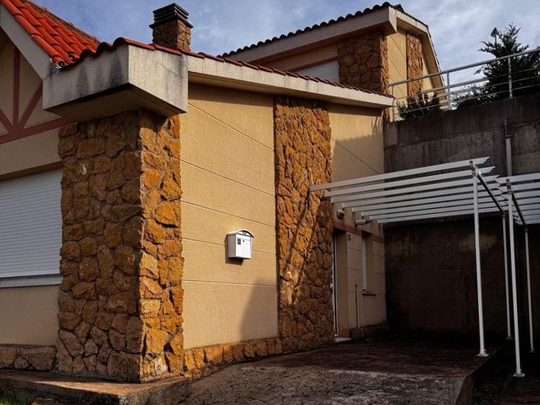 Vista exterior de Casa o xalet en venda en Valverde de la Virgen amb Jardí privat