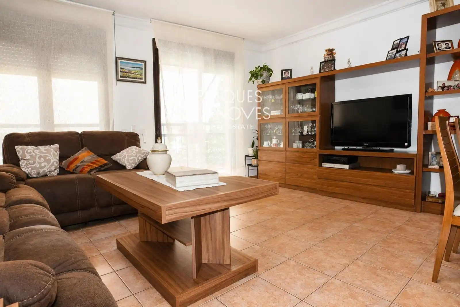 Wohnzimmer von Einfamilien-Reihenhaus zum Verkauf in Salt mit Heizung, Terrasse und Abstellraum