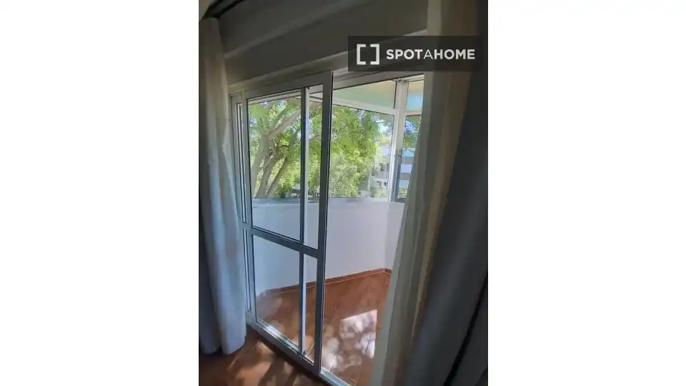 Dormitori de Apartament per a compartir en Sevilla amb Aire condicionat, Terrassa i Moblat