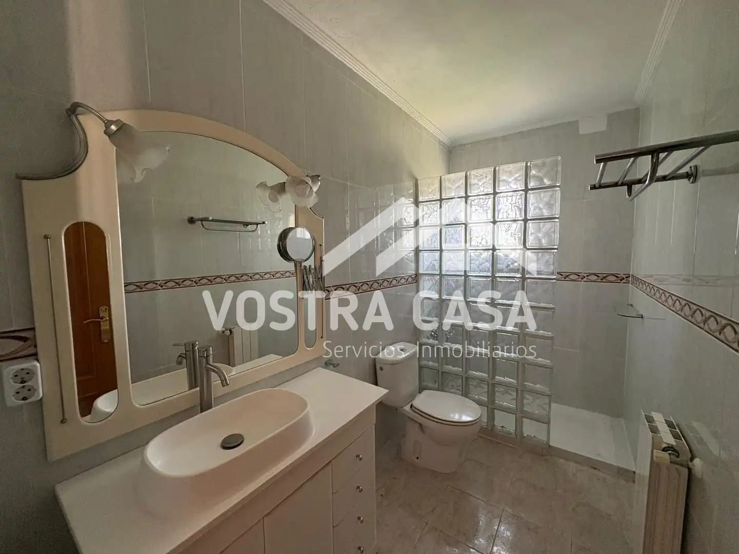 Bathroom of Flat for sale in Chiva  with Alarm