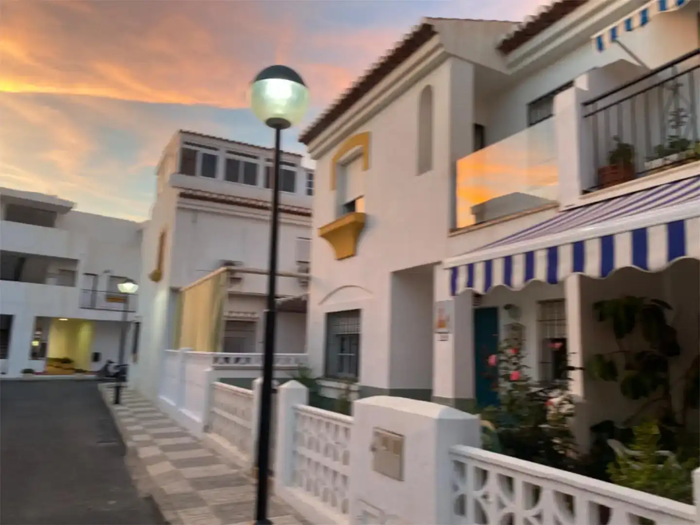 Vista exterior de Casa adosada de lloguer en Salobreña amb Jardí privat, Parquet i Piscina