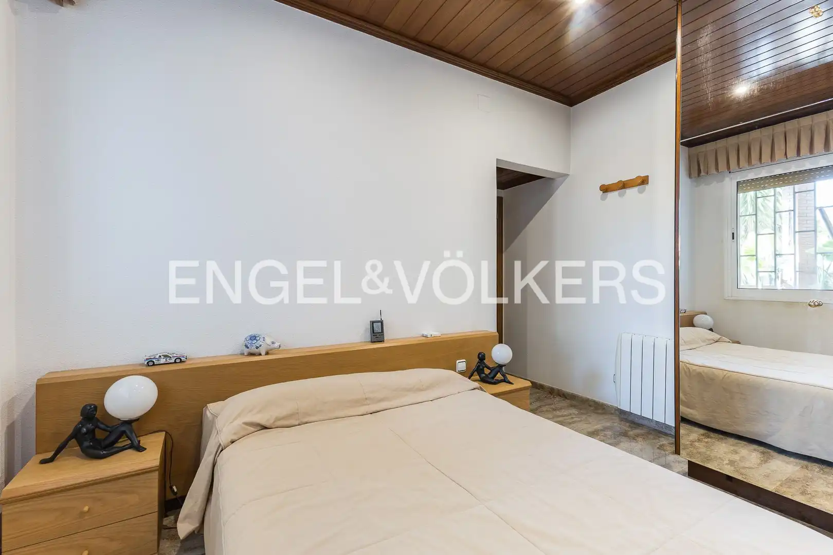 Schlafzimmer von Country house zum Verkauf in Barcelona mit Heizung, Parkett und Terrasse